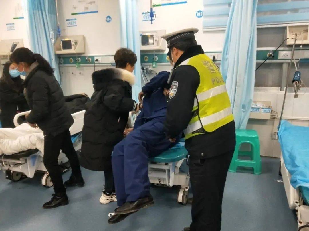 病情危急,交警开启生命通道及时送医 | 春节我在岗_黔西_病人_救治
