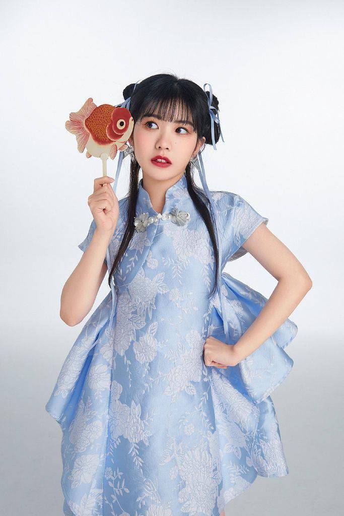 发髻赖美云发布国风“萌虎”写真 手持糖葫芦祝大家虎年快乐