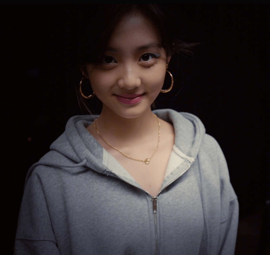 黄多多16岁生日照曝光戴大金耳环十分贵气眼睛下贴一排水钻