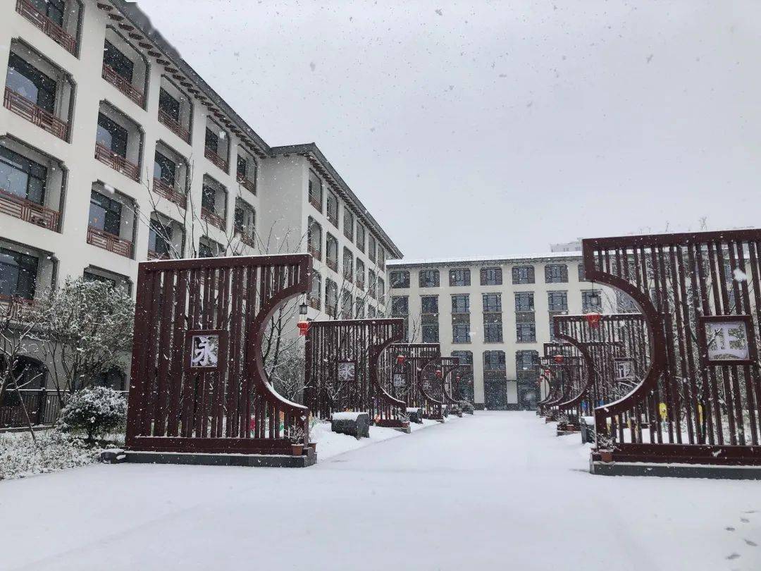 最美小学校门 78db237eb98348fc9121314dd6f22f87.jpeg