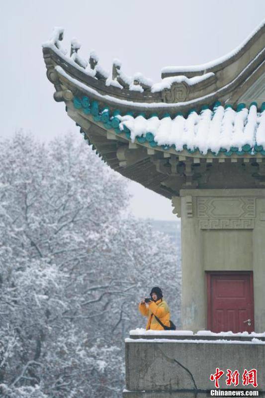 首场|航拍武汉大学雪景：青瓦白雪相映成画