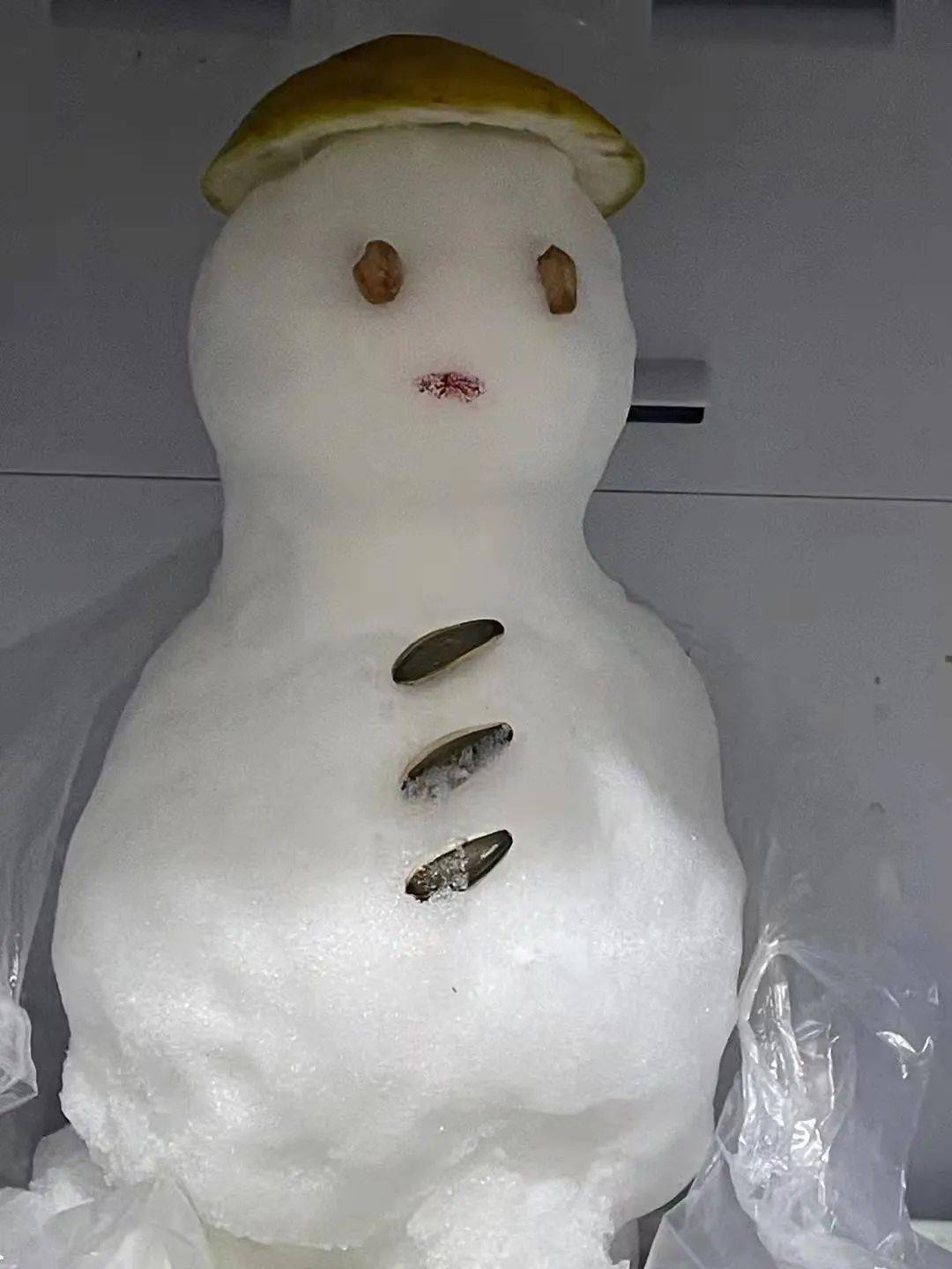 下雪下出一个冰墩墩