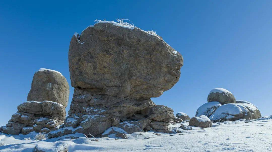 探秘东苏旗冬日里的阿尔善宝拉格巨石阵