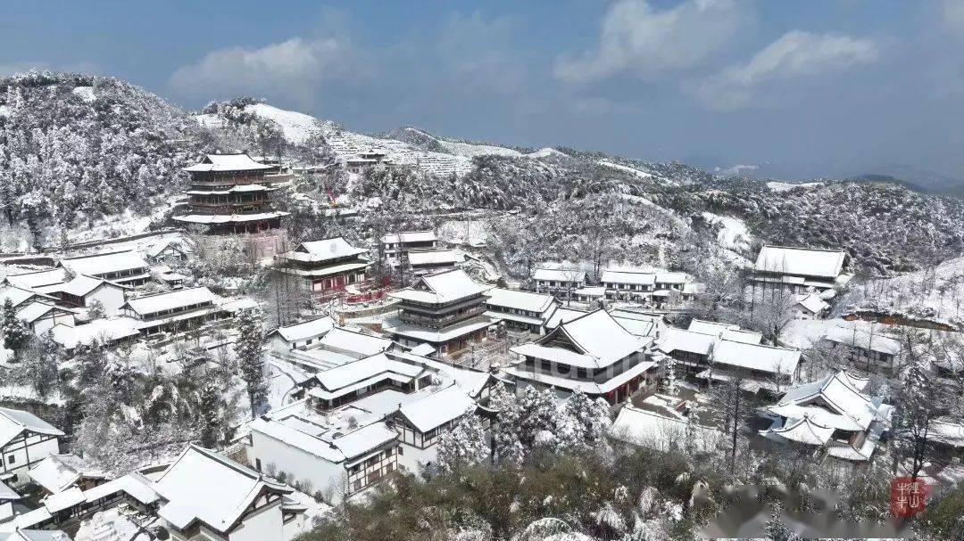 徑山寺也已經被白雪覆蓋鋪在竹林間的被子一般厚厚的雪如同已達到十幾