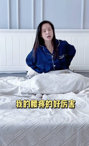 李若彤|55岁李若彤晒健身视频，穿睡衣躺床上示范，拱腰翘臀不顾头发凌乱