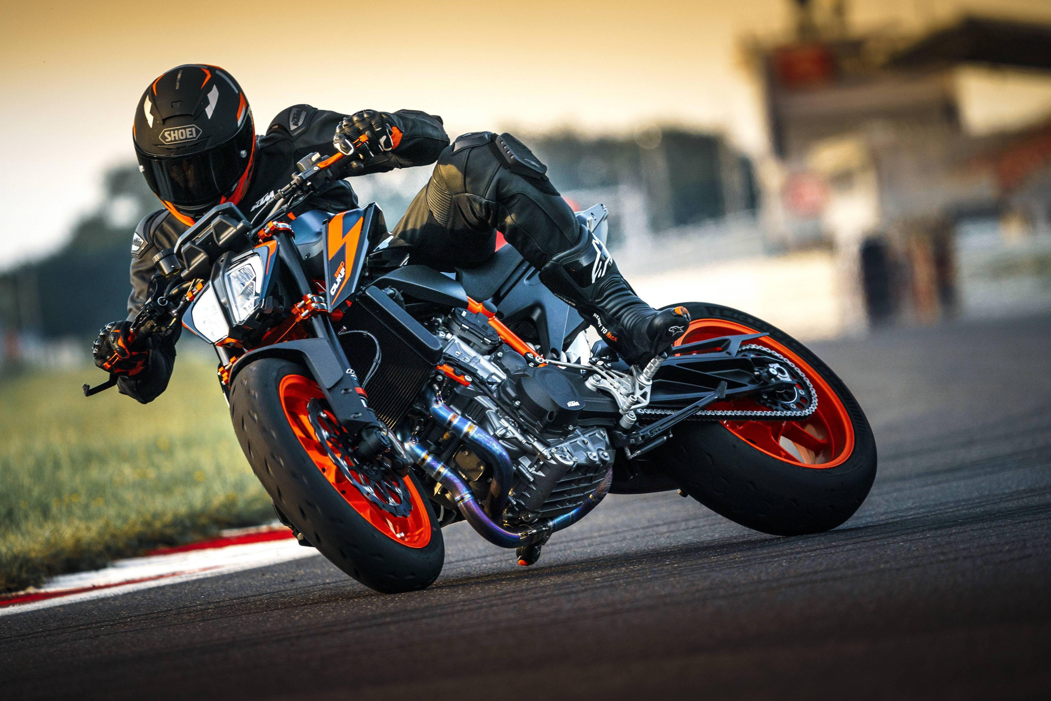 ktm 890 duke r 2022 户外特写