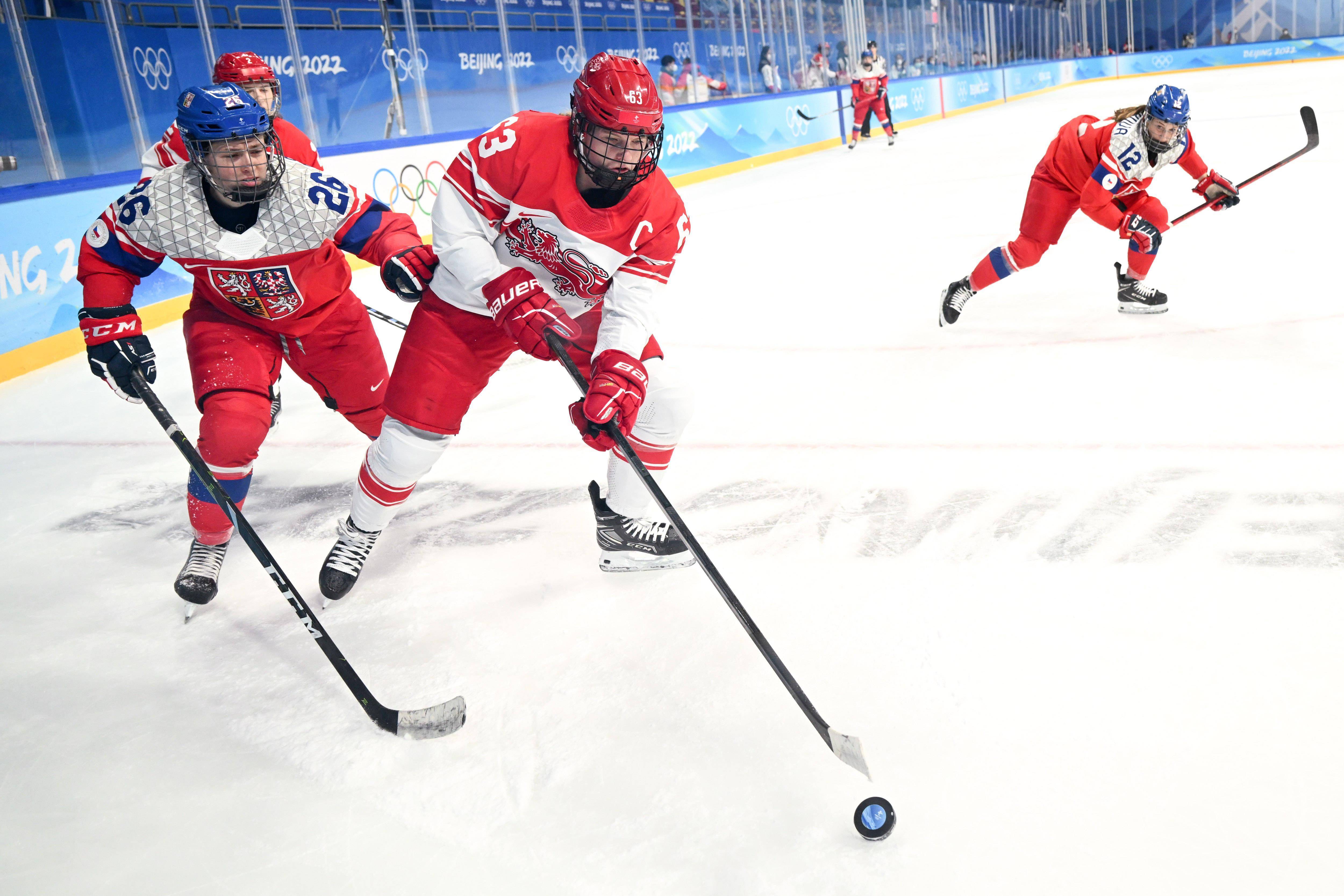 雯杜拉·普日比洛娃(左)和丹麦队球员约瑟菲娜·雅各布森在比赛中拼抢