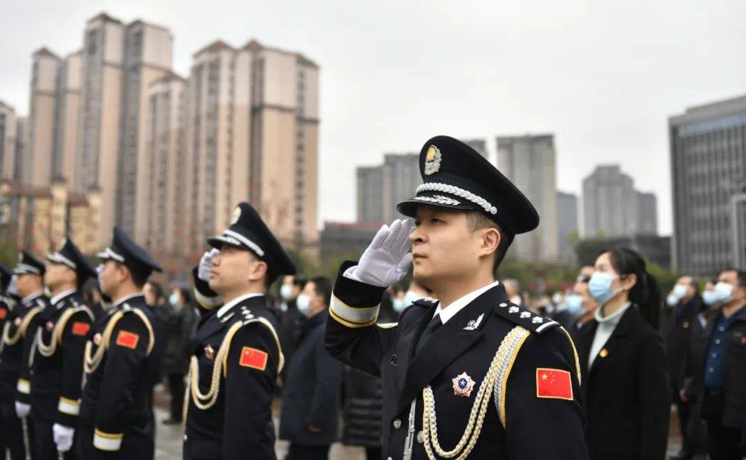 荣昌公安民警参加全区2022年新春升国旗仪式