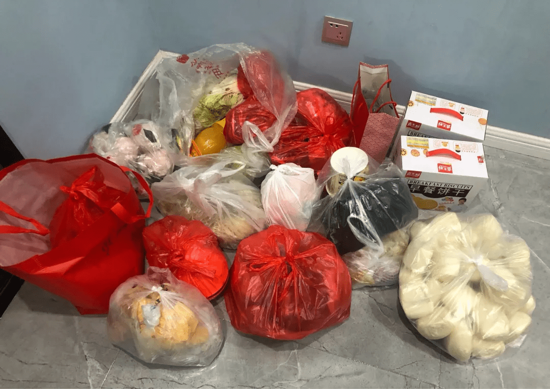 好吃包了一圈又一圈的土鸡蛋小青菜都给你择好地里摘的大葱"这哪里够