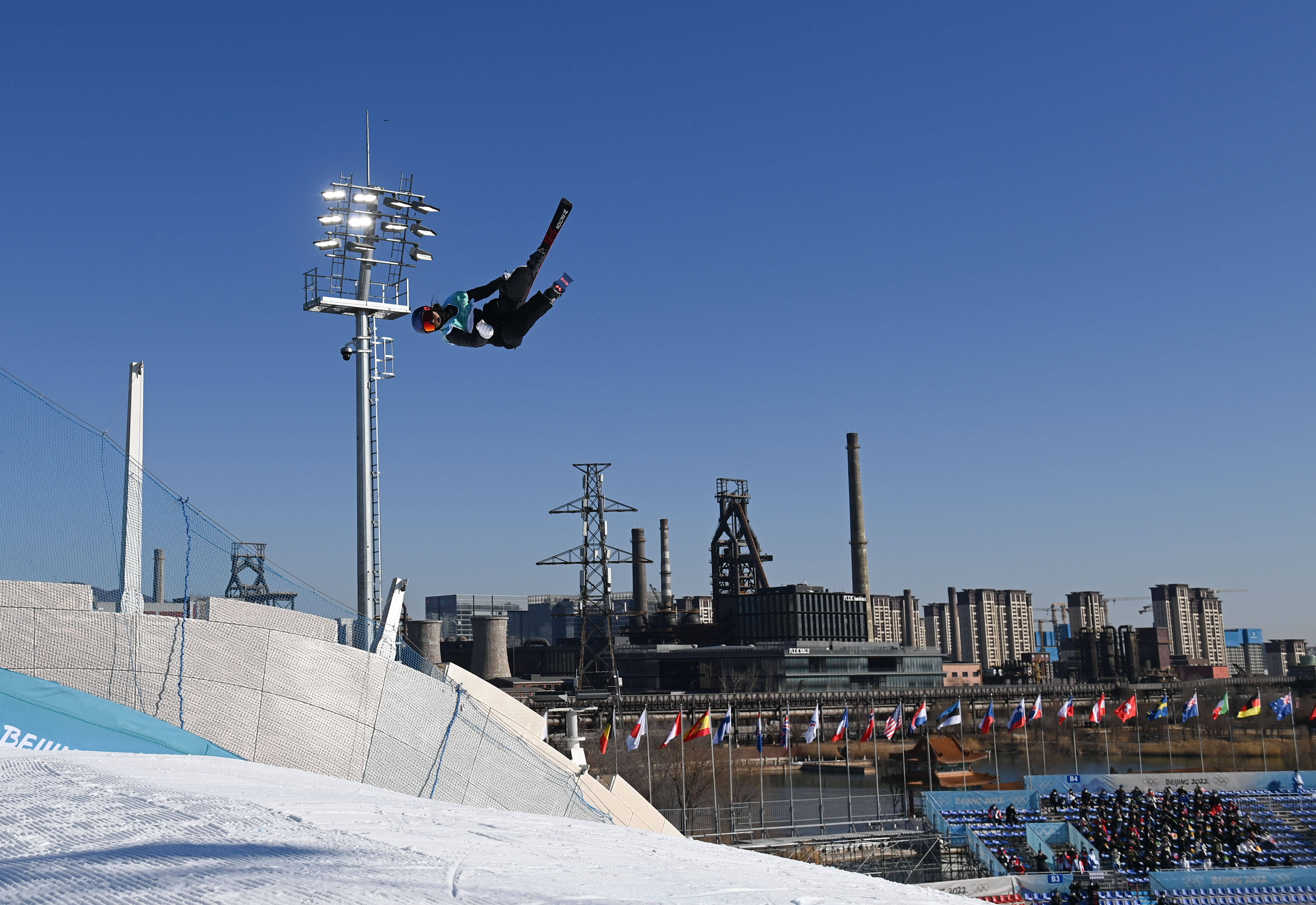 摄新华社记者 兰红光 摄当日,北京2022年冬奥会自由式滑雪女子大跳台