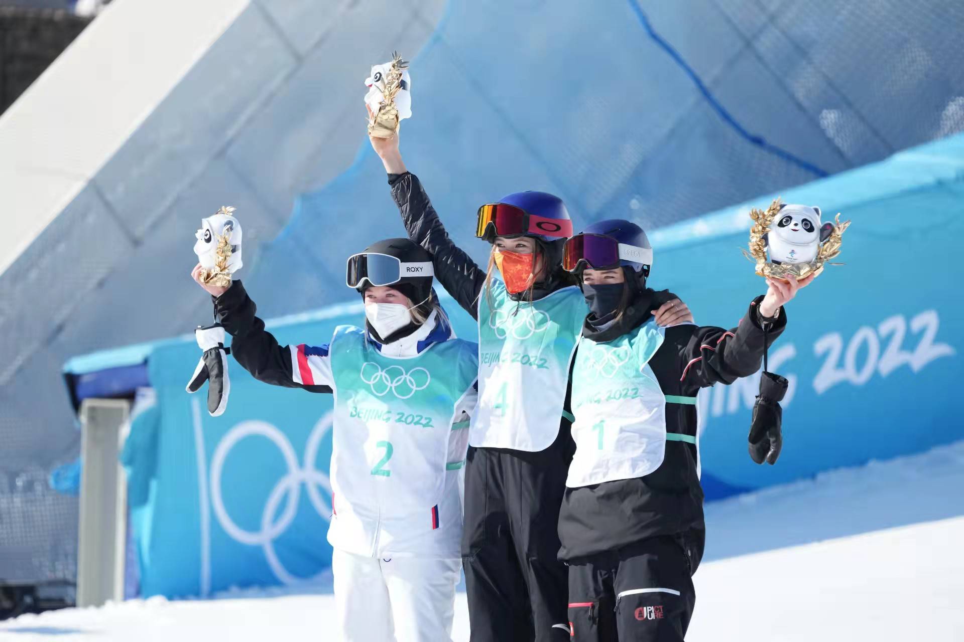 滑雪|记者手记 自由式滑雪大跳台上的“神仙打架”成就了伟大冠军