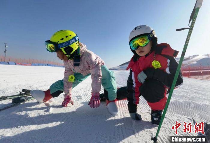 兰州|甘肃春节丝路冰雪游火热：悬臂长城滑雪场跻身十大热门景区