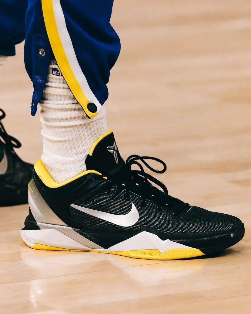 上脚图 | kobe 7梦回11年前!三球直接鸳鸯配色!