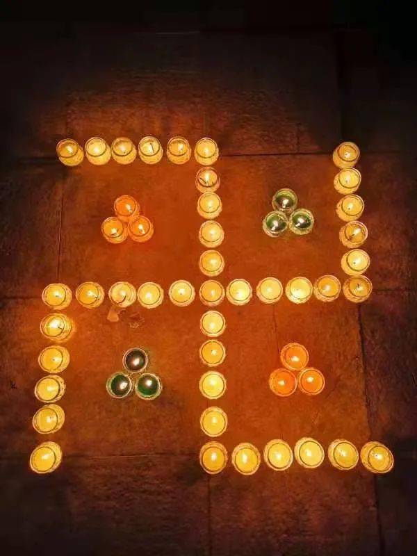 四众佛子,将灯炬拜访成吉祥的"卍"行,以此诠表自性功德,清净真心.