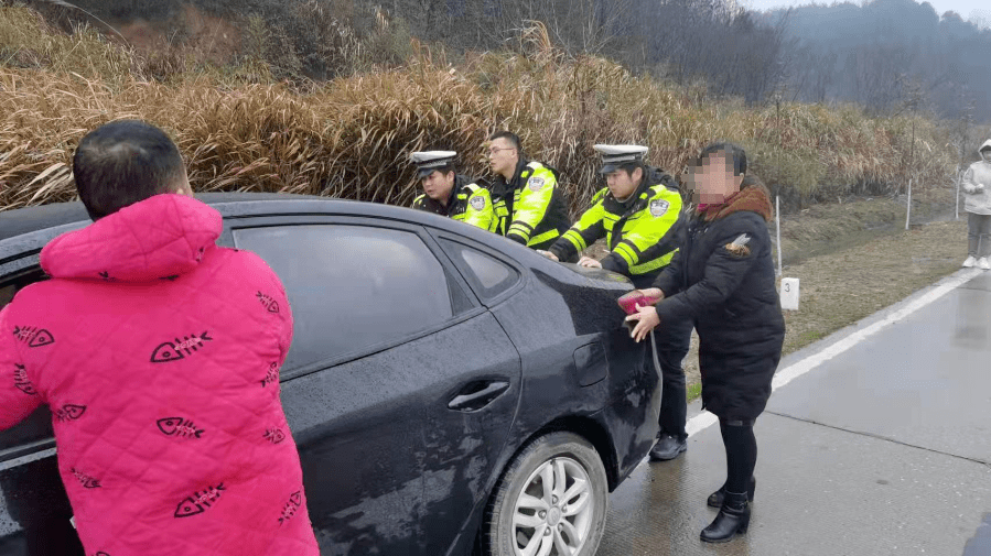 正月初二 都昌一辆汽车发出故障民警帮忙推车 江西 道路 车辆