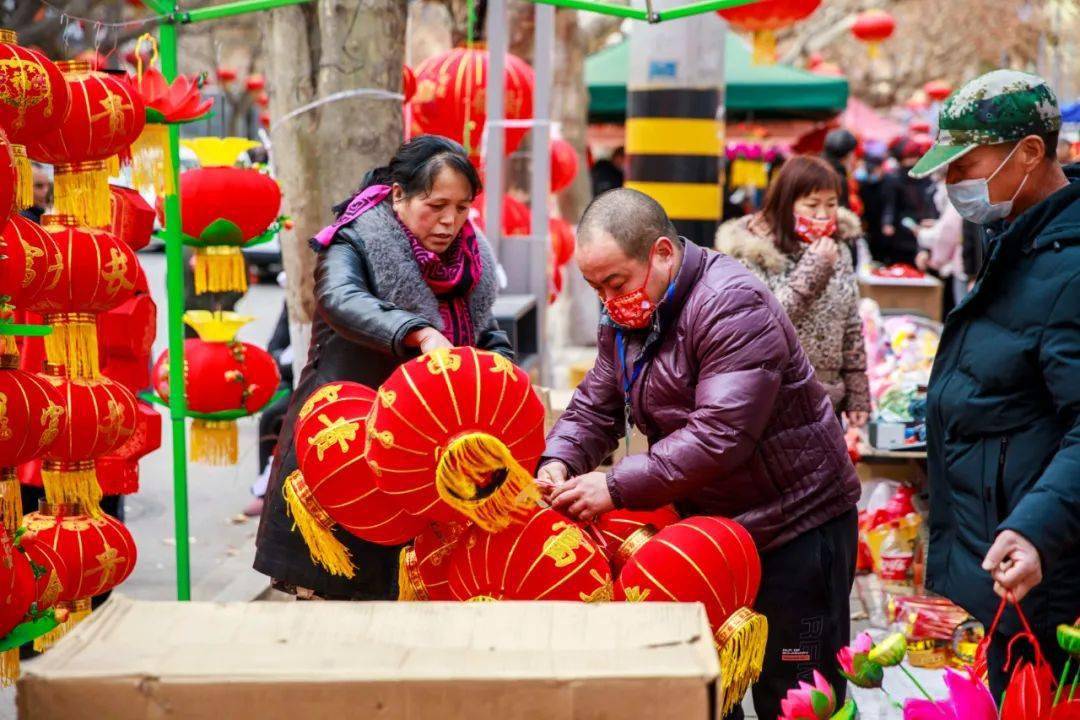 我们的节日春节街市灯笼姹紫嫣红提灯送灯喜气洋洋