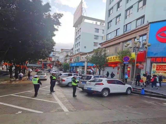 凤庆县公安局开展交通秩序整治助力文明城市迎检
