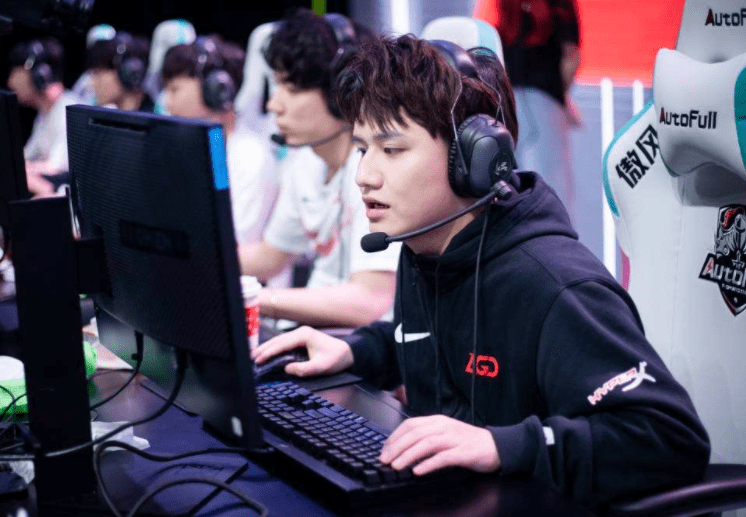 tes今年还有戏小鹏韩服小号练习大量辅助可能是老队友mark