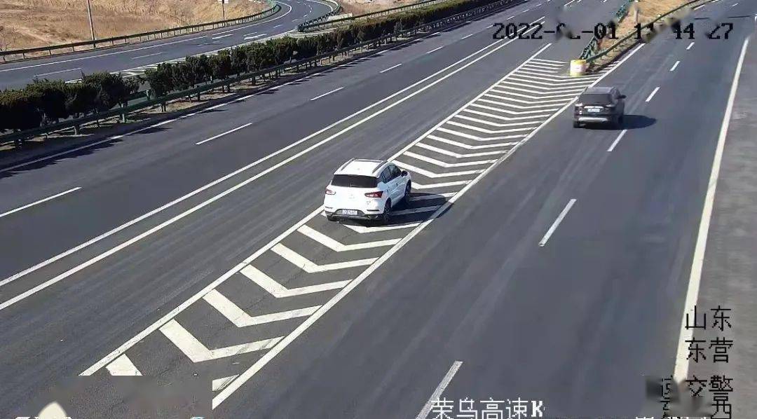 高速路匝道口違法佔用應急車道罰款200元記6分