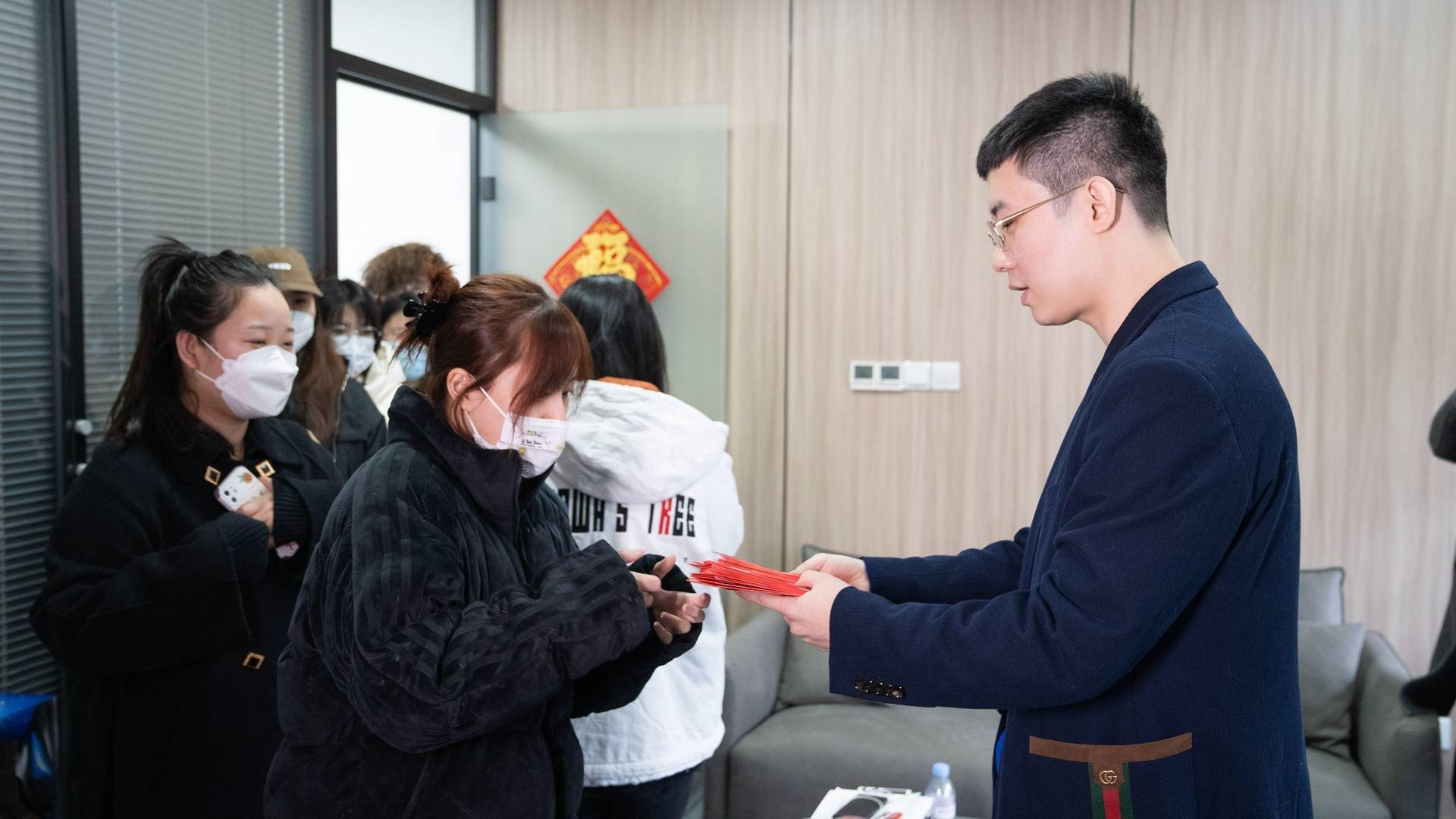 小象大鹅ceo窦雨潇为员工派发大红包,去年年终报告实在太亮眼了_数据