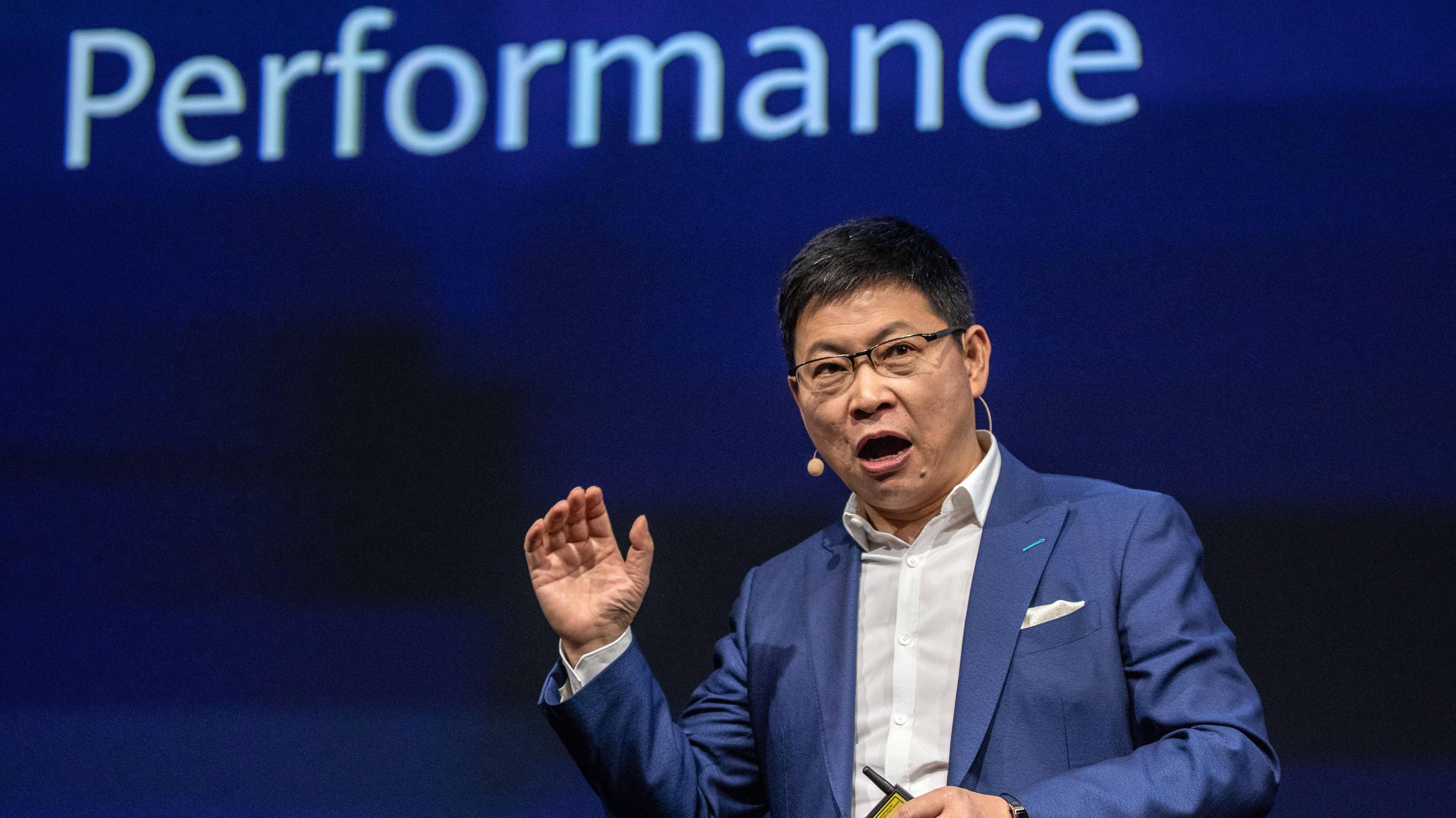 "这是华为常务董事,消费者bg ceo,华为智能汽车解决方案bu ceo余承东