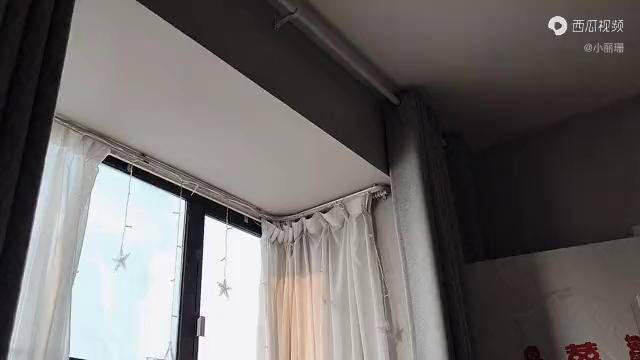 90后日常周末难得清闲扫地交给机器人零食小吃和快乐交给我