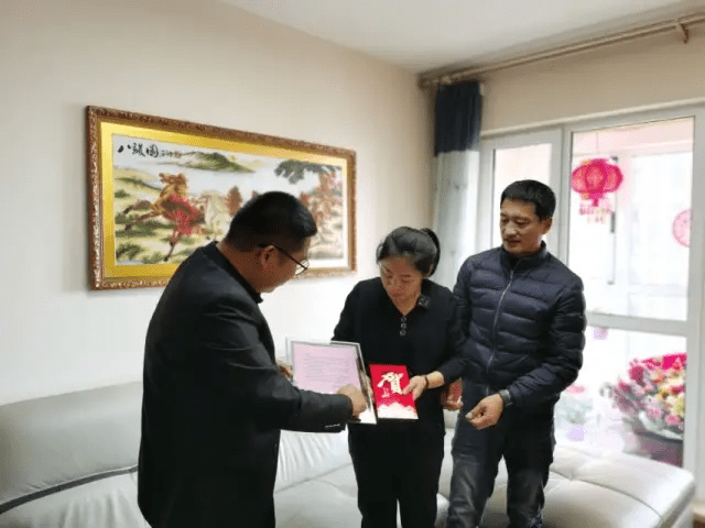 肖清祥代表许清流总裁向于淑艳(中)及其爱人送上贺信提及女儿曲春雨