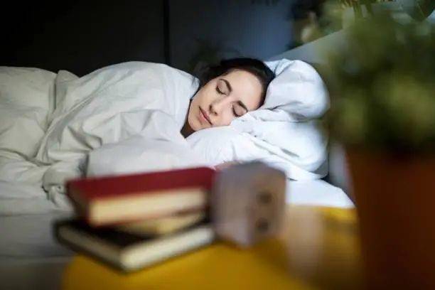 时间|入睡前看屏幕能有更好的睡眠体验？这个新研究或改变认知
