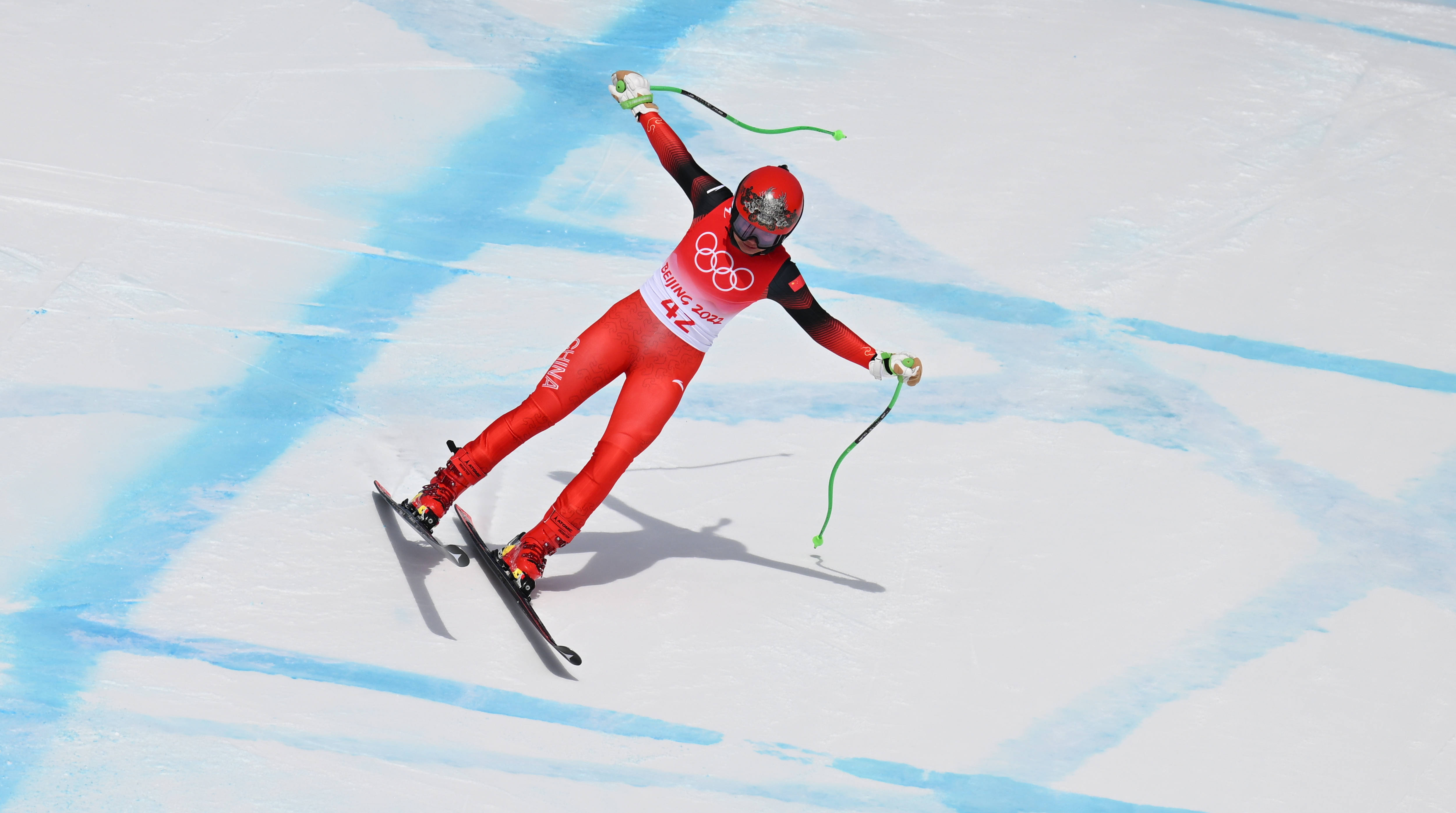 高山滑雪中国选手顺利完成女子超级大回转比赛