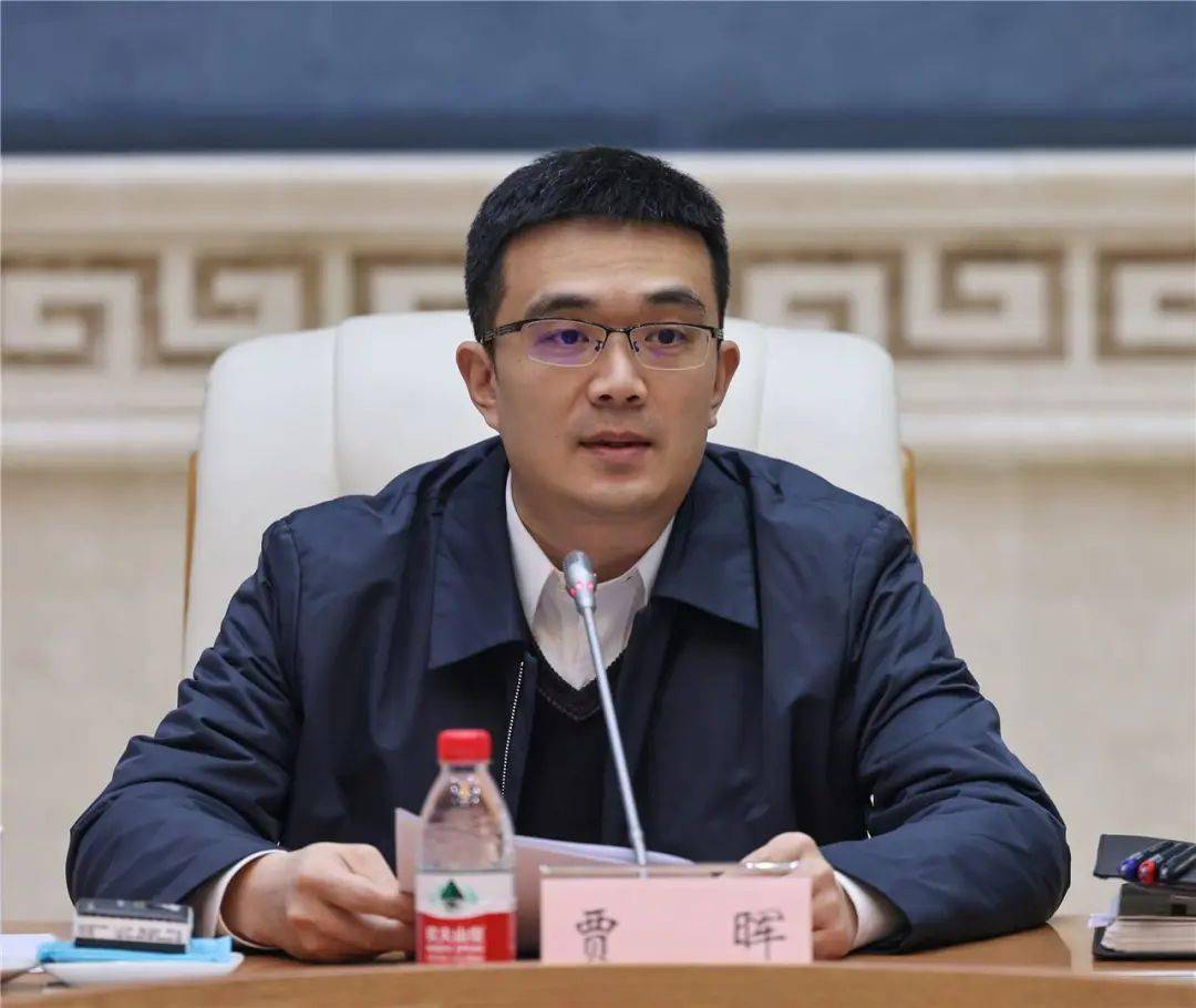 贾晖主持召开区第十九届人民政府第一次全体会议_巴南_发展_工作