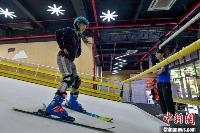 市民|冬奥会带热海南冰雪运动 民众乐享冰雪世界