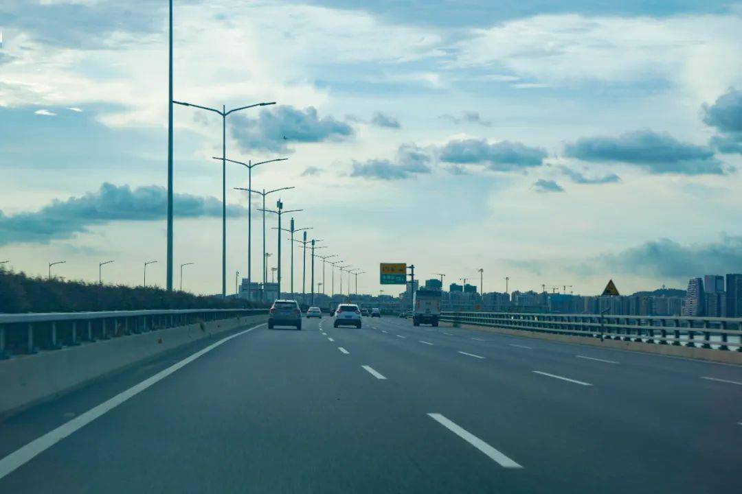 据了解,杭甬高速全长161公里,起点为宁波市镇海区威海路,终点为杭州市