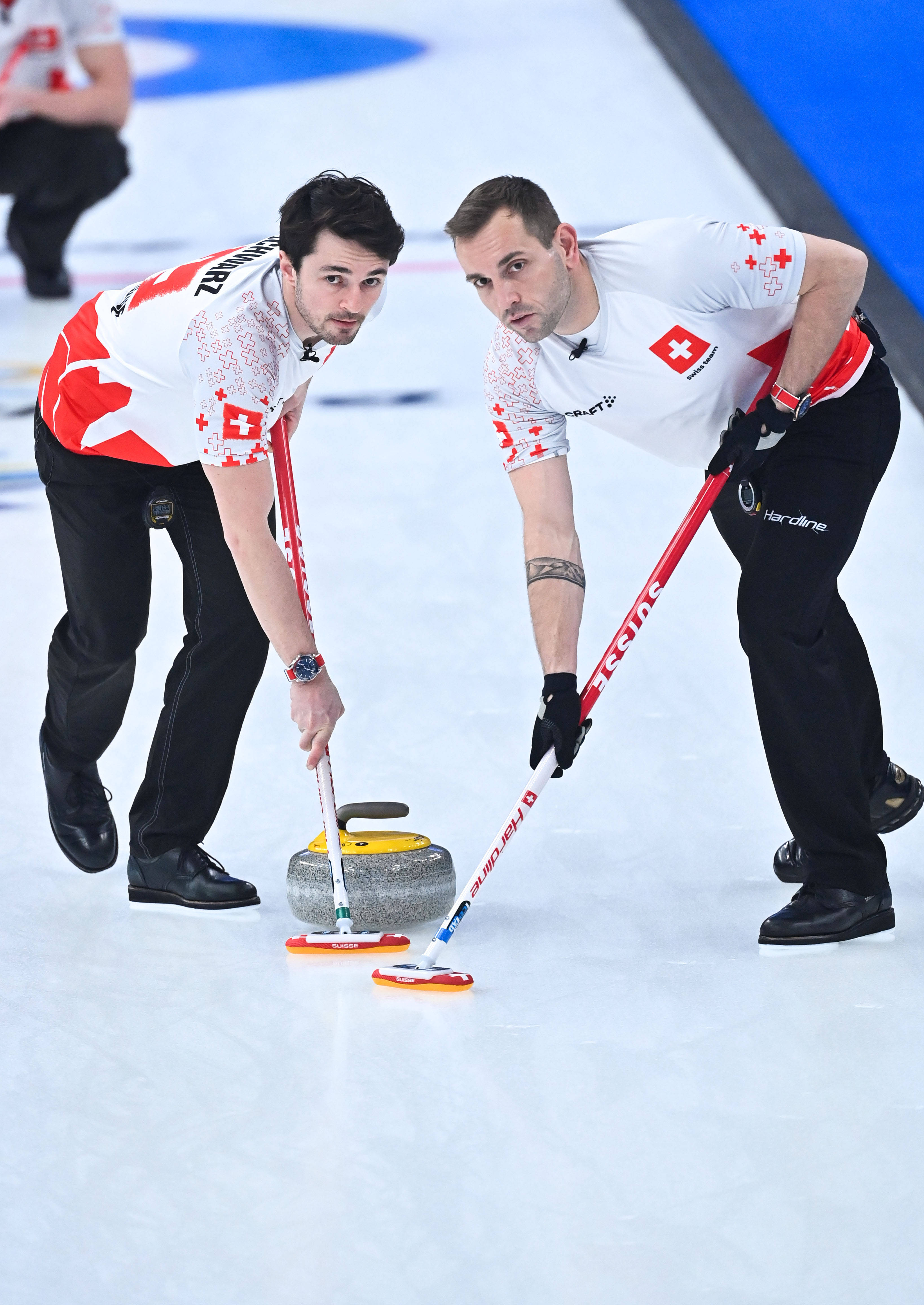 2022年2月12日2月12日,瑞士队选手斯文·米歇尔(右)和伯努瓦·施瓦茨