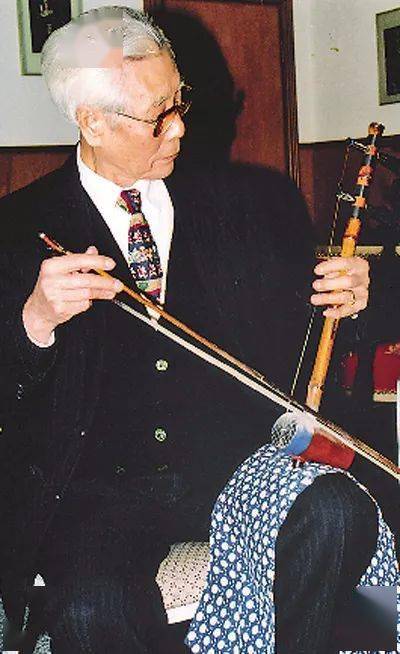 只要说"我吊一段二黄原板"或"西皮慢板",琴师就定弦开拉过门,并不需要