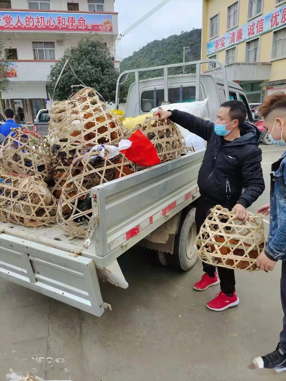暖心德保各村屯群众自发行动给抗疫工作人员的各种简单朴实的捐赠
