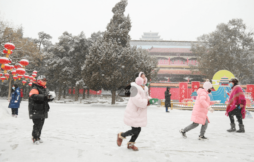 白雪|红灯映白雪，秒变“雪容融”！京城公园已吸引7万人次打卡