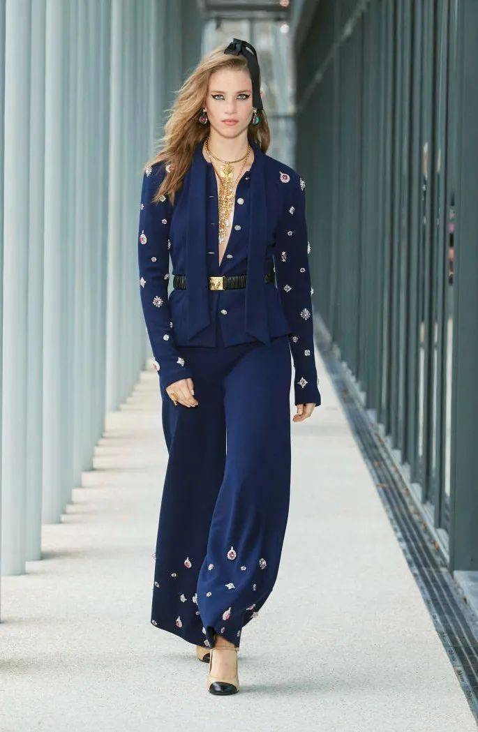 色彩2022早秋女装流行色T台分析