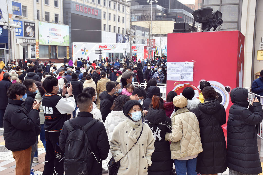 北京市民排队购买冰墩墩场面火爆