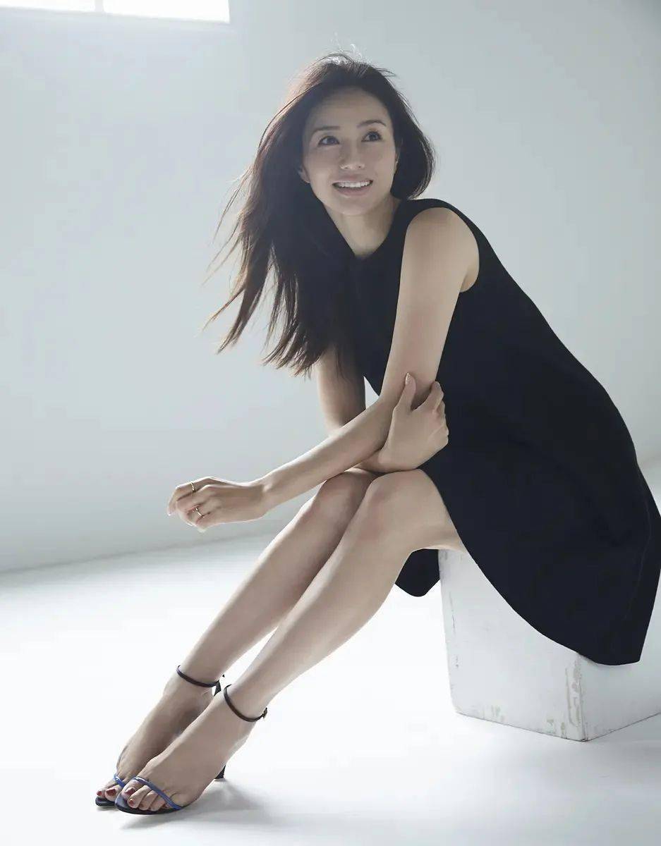 (巴掌小脸更是让小编慕了慕了有些角度还有些像长泽雅美,全智贤.