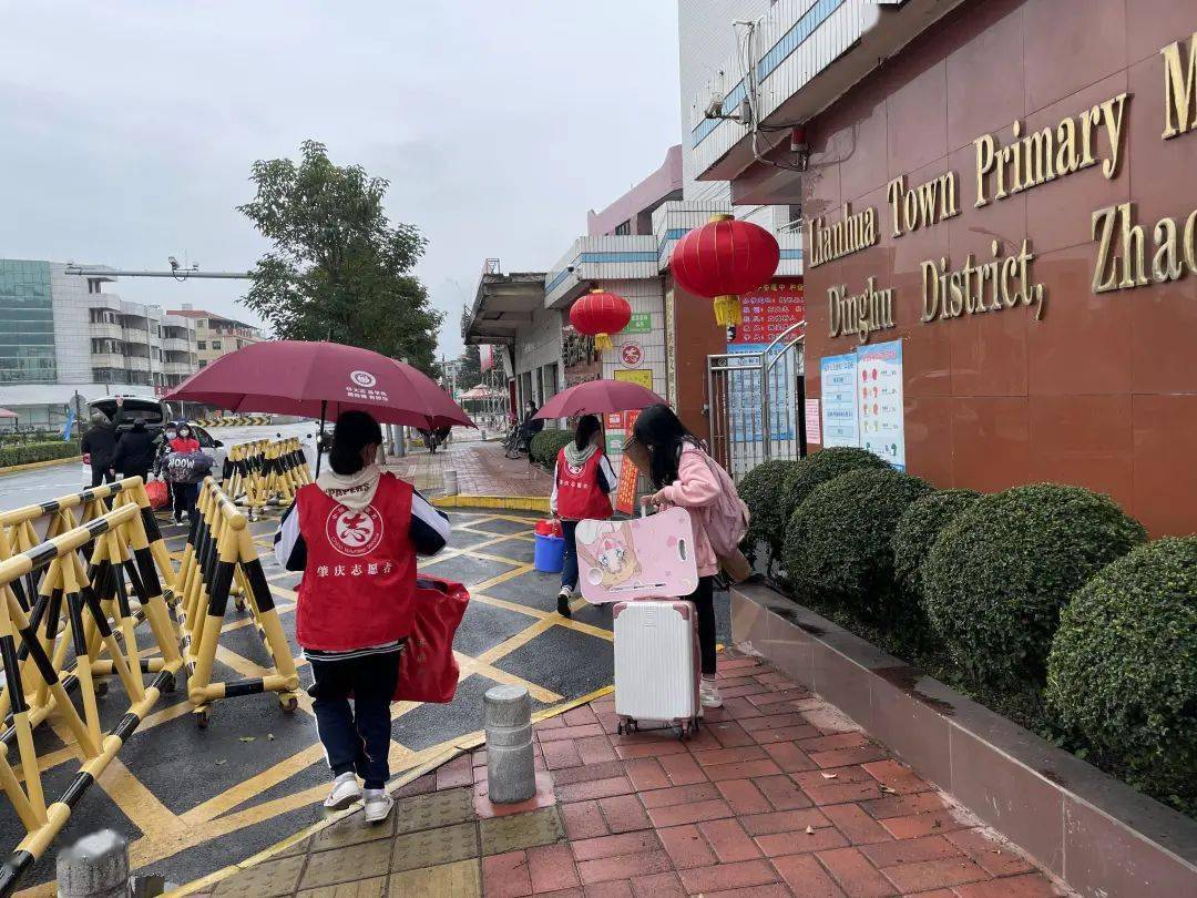 四会市华侨中学开学志愿服务队.四会市冯云小学家长志愿者服务.