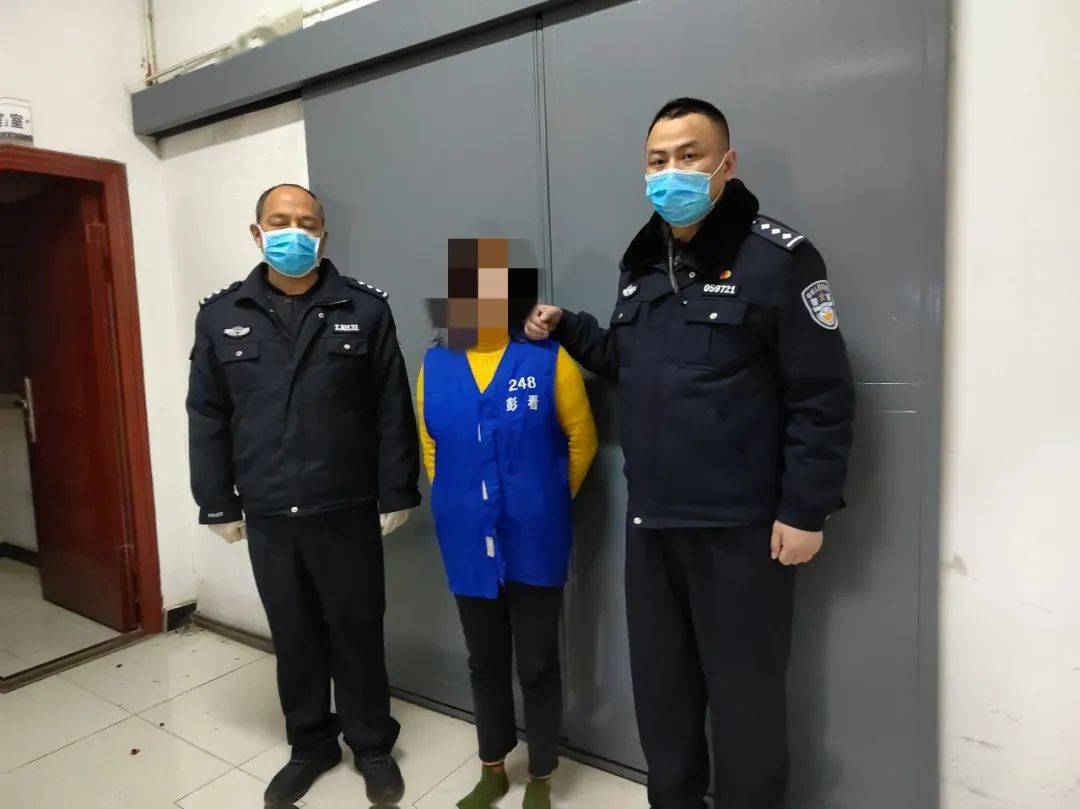 眉山市东坡区苏祠派出所民警在处理一起故意损坏财物的警情时,违法