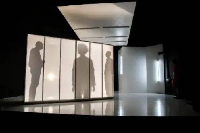 剧看世界她的作品具有强烈的观照现实的意义