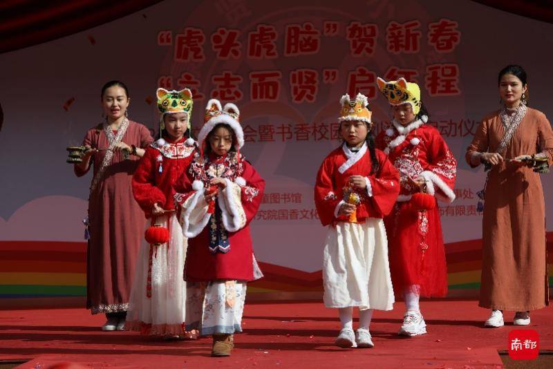 八仙|开学第一天,豪贤路小学的学生头戴自制“老虎帽”走秀