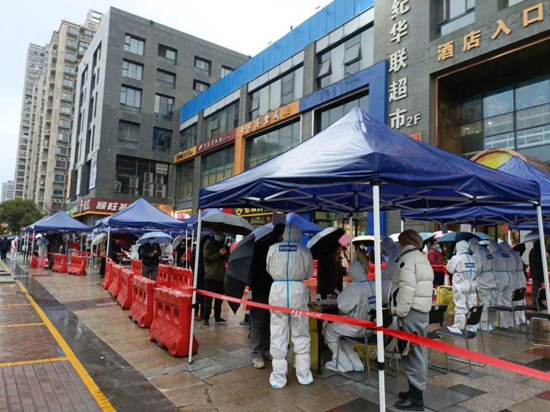 我科5人分别被派到滨江水印城,儿保旁七彩城,香溢公寓等不同采样点