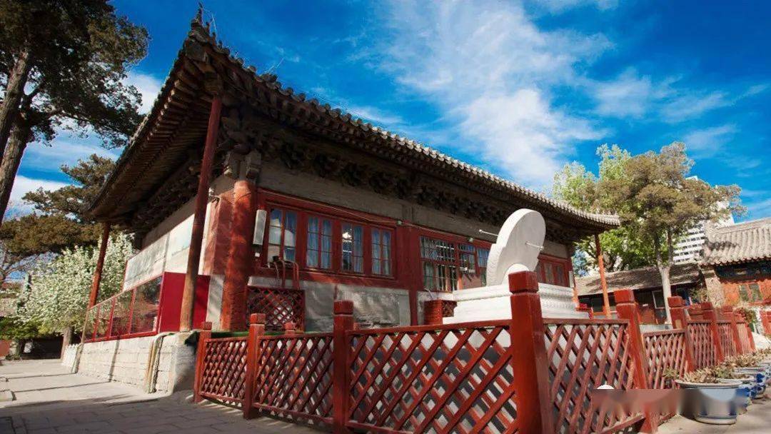 北京市海淀区八里庄小学始建于1934年,处于明代建筑"摩诃庵"之中,占地