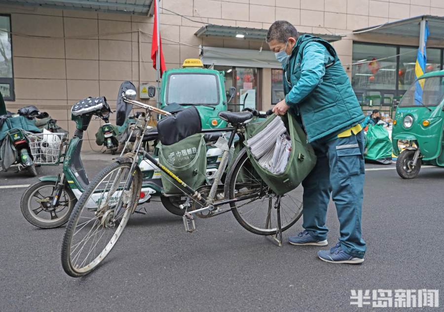 不惧起伏路青岛这位邮递员近40年如一日骑大金鹿投递信件