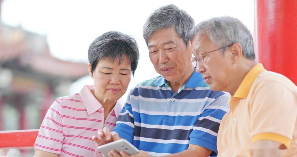 老年人使用智能手机必须学会的4个技能操作简单一看就会
