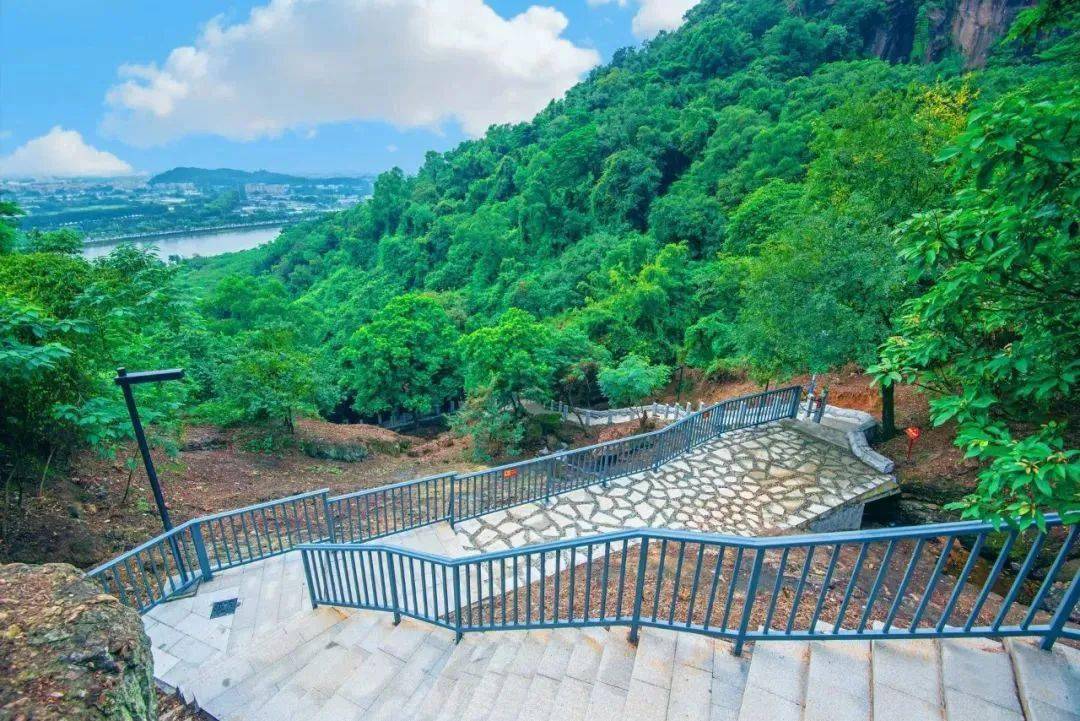 西樵山北門(步行)——翠巖——石燕巖——天湖公園——白雲洞北門登山