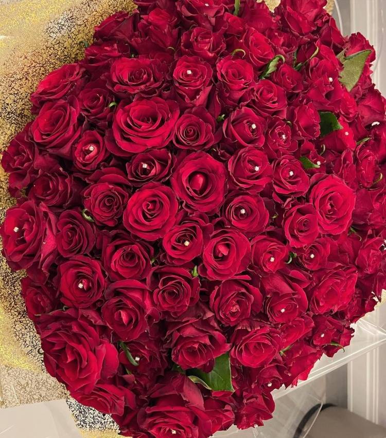 情人节|依然浪漫 C罗情人节送给乔治娜一大束玫瑰花
