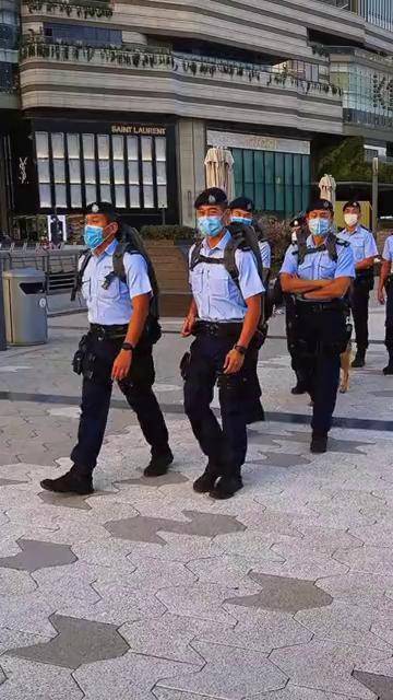 帅气的中国香港警察装备精良